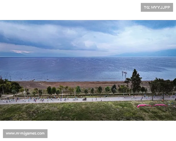 玉溪站赛道途经抚仙湖，车手赛后集体湖边放松恢复