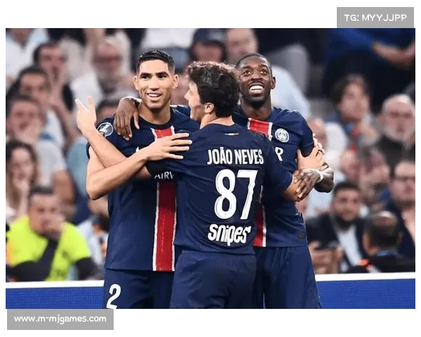 镜头捕捉：巴黎圣日耳曼后卫马尔基尼奥斯在一次关键拦截后向队友示意阵型